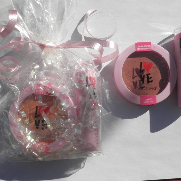Gift set Lipstick and Blush  By Wet N Wild New - Picture 2 of 3